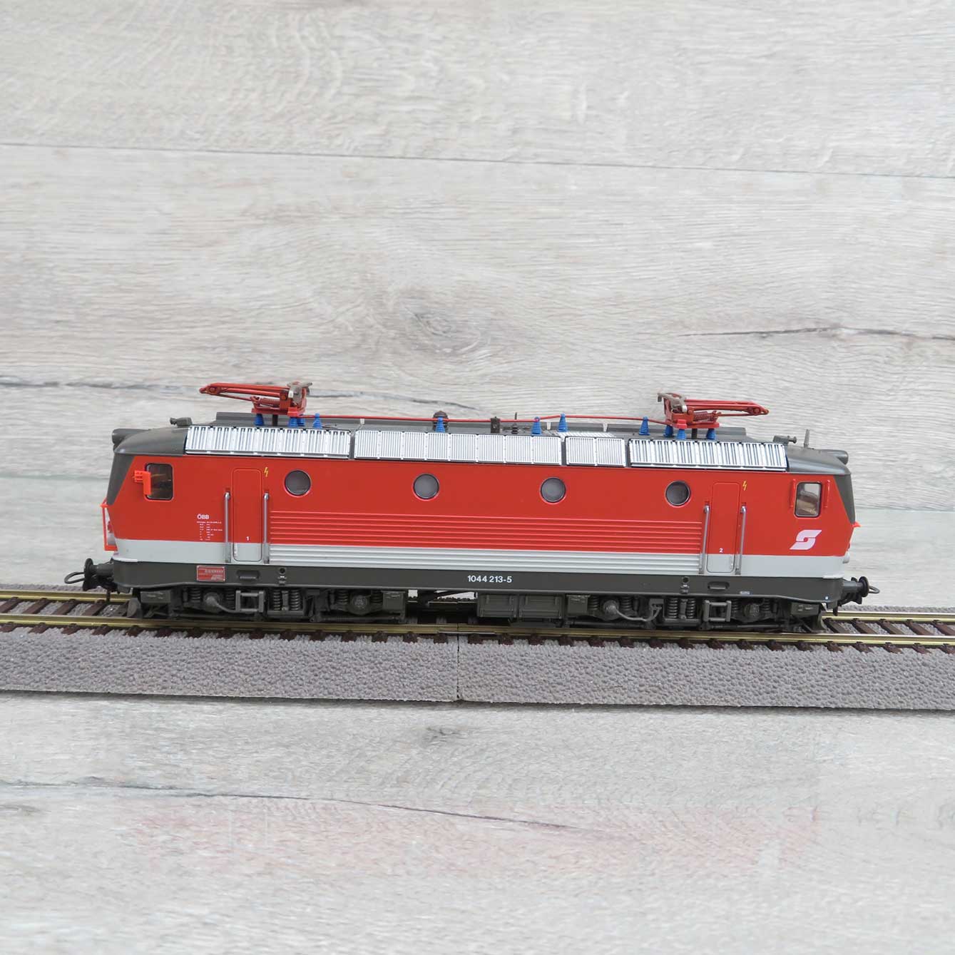 Roco ( 43665 ) Tres Belle Locomotive Electrique 1044 213-5 De La Obb En